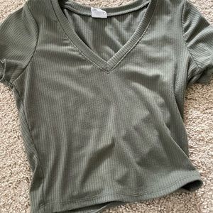 olive green cropped v neck tee